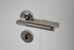Comment réparer une poignée de porte qui grince ? DIY